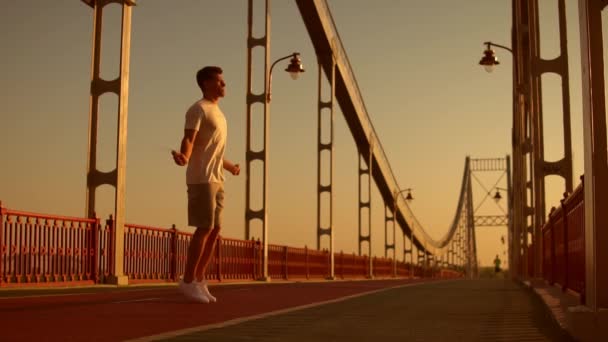 Hombre Haciendo Entrenamiento Cuerda Salto Chico Tiene Ejercicio Cardiovascular Aire — Vídeos de Stock