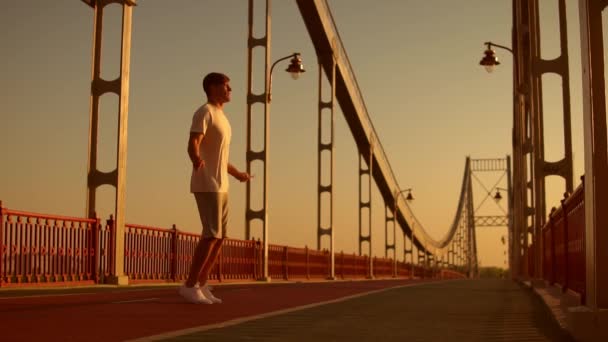 Desportista tem um treino ao ar livre — Vídeo de Stock