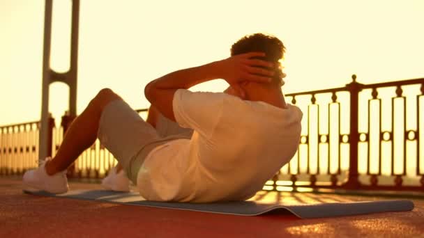 Hombre haciendo abdominales crujidos — Vídeos de Stock