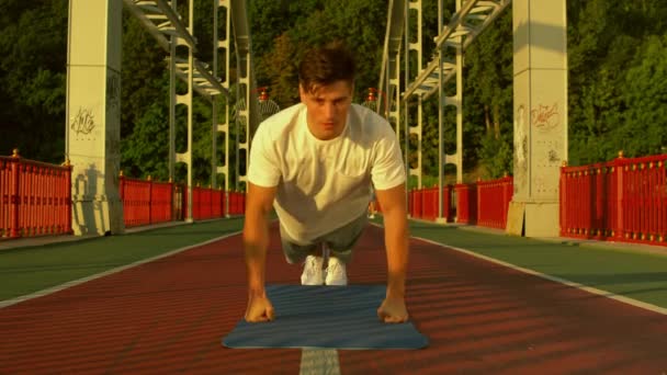 Vooraanzicht van een man doen push-ups — Stockvideo