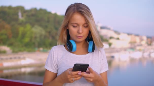 Primer plano de una mujer escribiendo un mensaje — Vídeo de stock