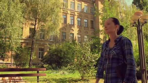 Ung brunett kvinna promenader i city — Stockvideo