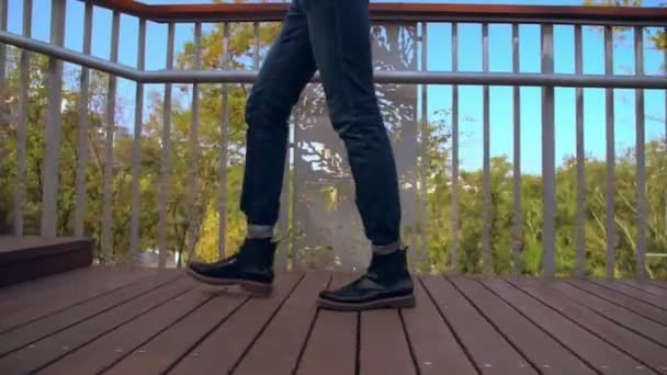 계단을 걷는 멋 남자 — 비디오
