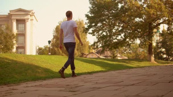 Irreconocible macho yendo al aire libre — Vídeos de Stock