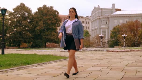 Студентські прогулянки в міському осінньому сезоні — стокове відео