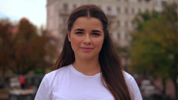 Retrato feliz mujer de negocios muestra como en la ciudad — Vídeo de stock