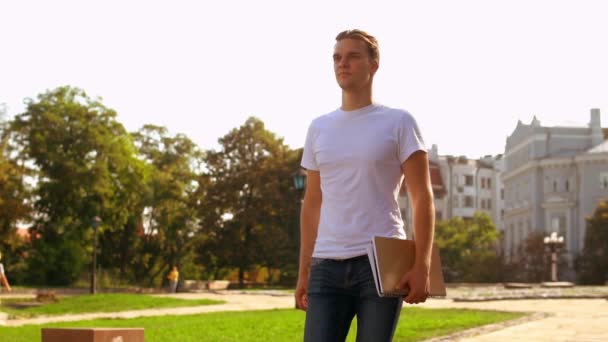 Handsome guy goes to college — Stock Video