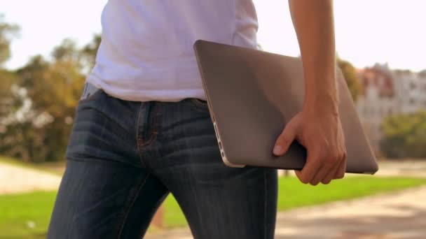 Close up macho com computador anda ao ar livre — Vídeo de Stock
