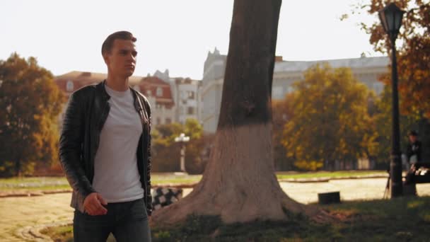 Hombre de pelo justo que va en el parque — Vídeo de stock