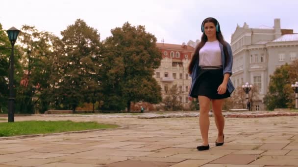 Dziewczyna spacer po mieście — Wideo stockowe