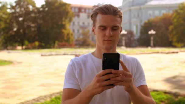 Student messaging eller chattar online — Stockvideo