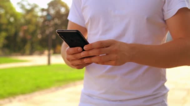 Нерозпізнаваний хлопець обміну повідомленнями на мобільному — стокове відео