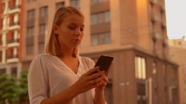 Business woman using smartphone outdoors — стоковое видео