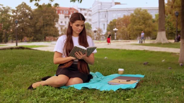 Dziewczyna czytać poemat w parku — Wideo stockowe