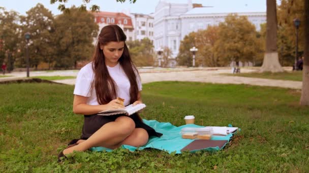 Girl eating snack outdoor — Stock Video