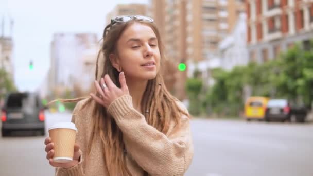 Молода жінка гуляє в місті — стокове відео