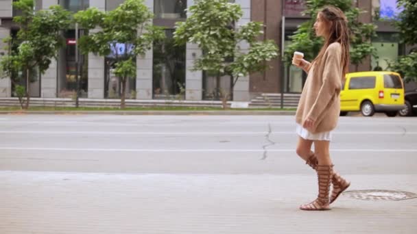 Девушка наслаждается напитком на бегу — стоковое видео
