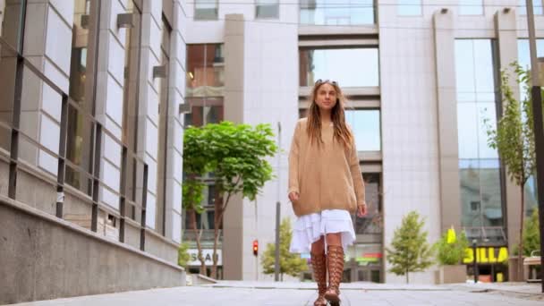 Ung kvinna promenader i modern stad — Stockvideo