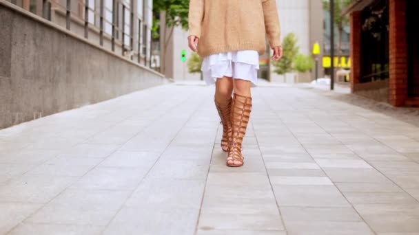 Primer plano piernas femeninas camina al aire libre — Vídeo de stock