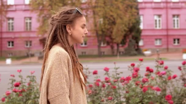 Hippi kız şehirde yürüyüş — Stok video