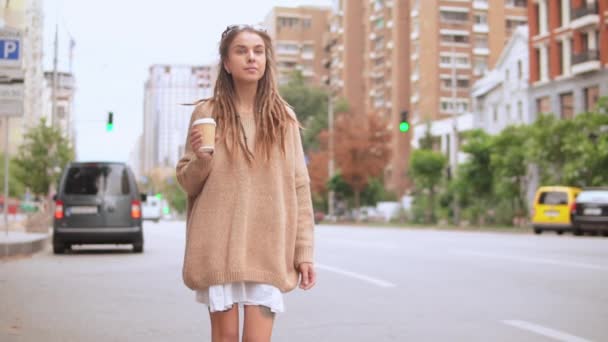 Hipster chica paseo en la ciudad — Vídeos de Stock