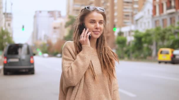 Νεαρή γυναίκα χρήση κινητού σε εξωτερικούς χώρους — Αρχείο Βίντεο