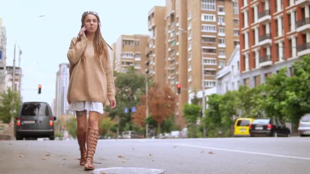 Glad Hipster Kvinna Prata Telefon Glada Leende Konversation Kaukasiska Modell — Stockvideo
