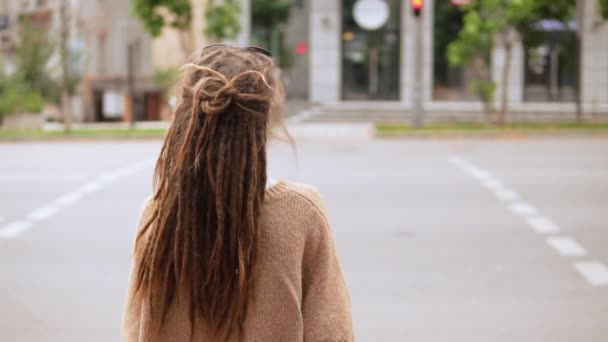Back view menina com dreadlocks de pé na rua — Vídeo de Stock