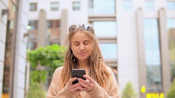 Retrato hipster menina andando segurando móvel — Vídeo de Stock