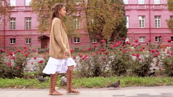 Menina caminha na cidade — Vídeo de Stock