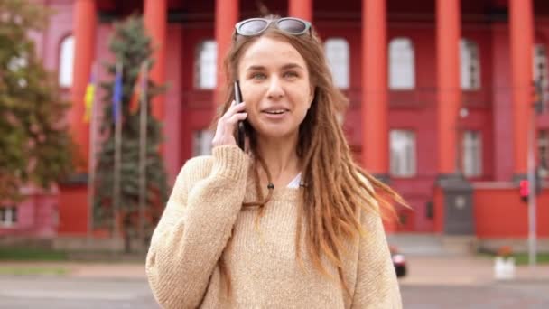 Hipster flicka har telefonerna konversation — Stockvideo