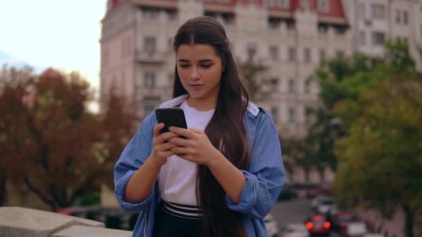 Kaukázusi modellt görgethető mobil szabadban — Stock videók