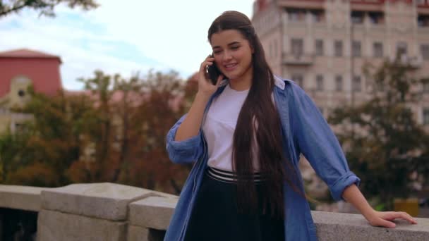 Beyaz model telefon görüşmesi vardır — Stok video