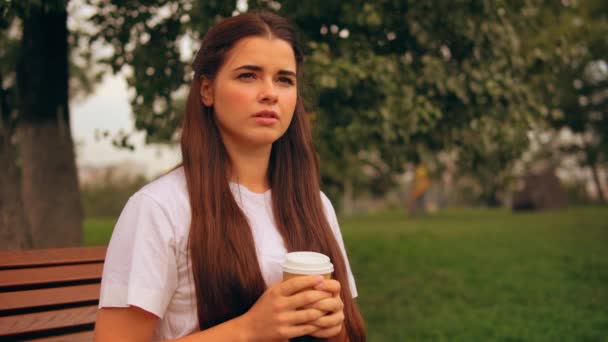 Atractiva chica caucásica disfrutar de descanso al aire libre — Vídeo de stock