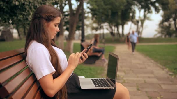 Perfil mujer trabaja al aire libre — Vídeos de Stock