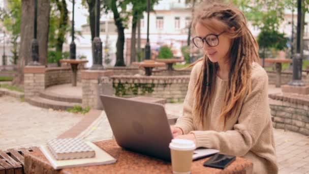 Vista lateral chica sonriente trabaja al aire libre — Vídeo de stock