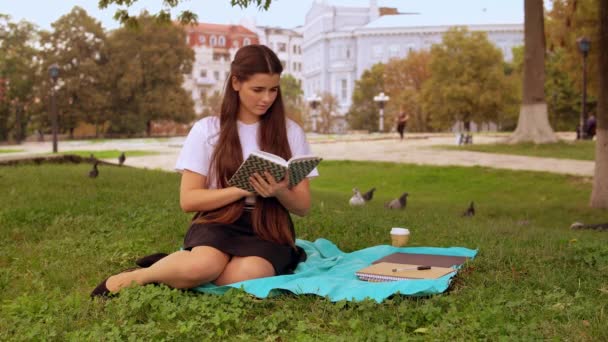 Menina atraente estudando ao ar livre — Vídeo de Stock