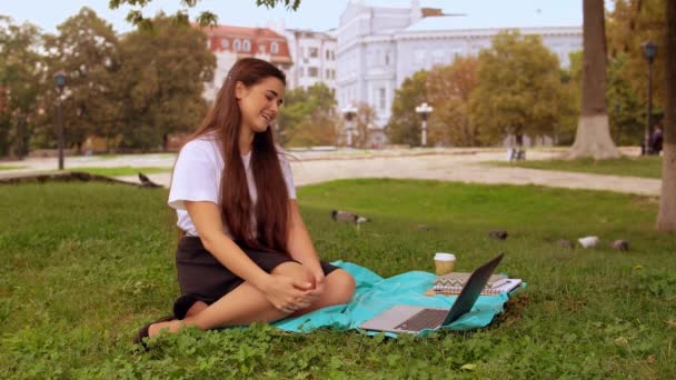 Atraktivní dívka chatování online Outdoor — Stock video