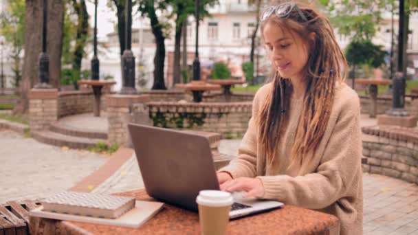 Chica atractiva usando la computadora — Vídeos de Stock