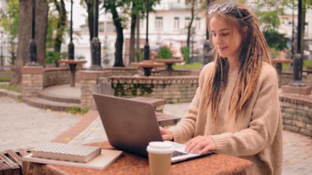 Πορτρέτο χαμογελαστό κορίτσι online κουβεντιάζοντας σε εξωτερικούς χώρους — Αρχείο Βίντεο