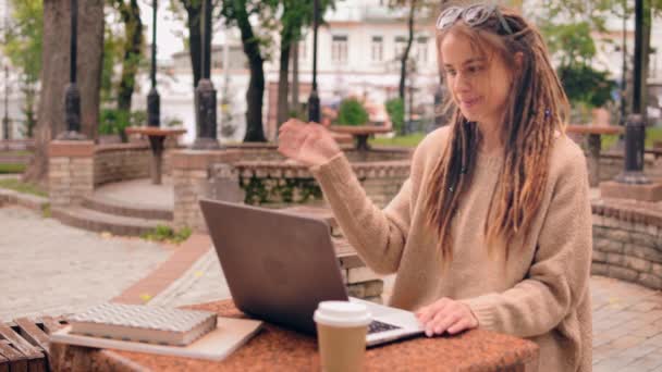 Mulher com dreadlocks tem chamada de vídeo — Vídeo de Stock