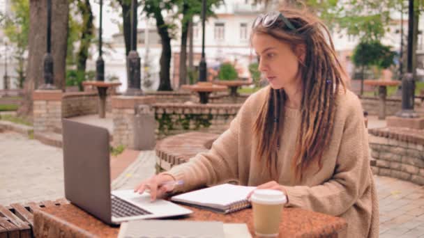 Портрет усміхнена дівчина використовує ноутбук на відкритому повітрі — стокове відео