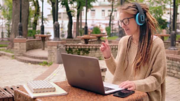 Portrait smiling girl enjoy favorite song outdoors — Stock Video