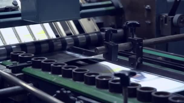 Bazı Broşür Veya Ayrıntılar Yakın Gazete Baskı Makinesi Yazdırır — Stok video