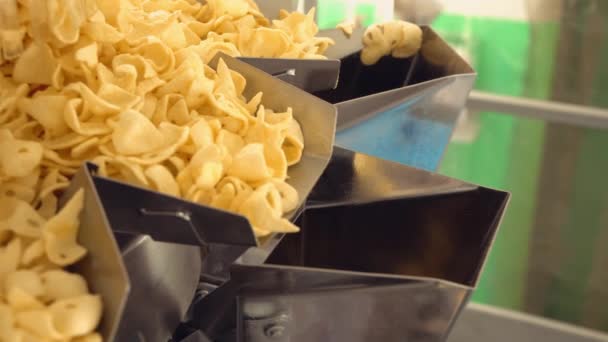 Производство картофельных чипсов — стоковое видео