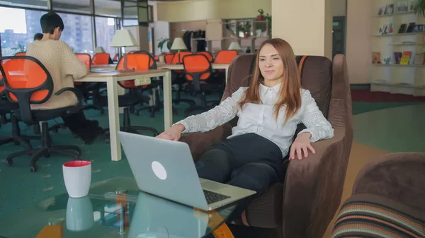 Mujer Joven Trabajando Oficina Espacio Abierto Está Sentada Silla Cerca — Foto de Stock