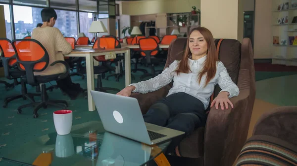 Volwassen Vrouw Met Bruin Haartypen Computer Voltooit Haar Werk Ontspant — Stockfoto