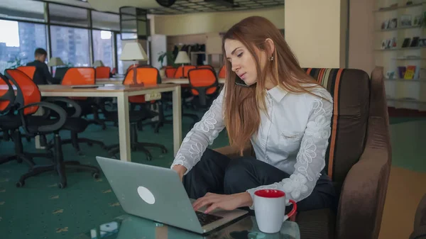 Frau Die Großen Büro Mit Panoramafenstern Arbeitet Sie Telefoniert Und — Stockfoto