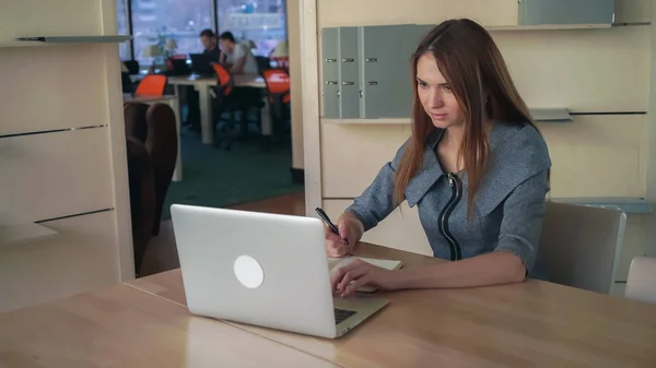 Mujer Feliz Joven Sentada Lugar Trabajo Usando Elegante Vestido Gris — Foto de Stock