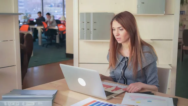 Giovane Donna Discutere Diagramma Mostrando Grafici Spiegare Informazioni Femmina Utilizzando — Foto Stock